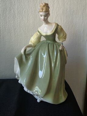 Royal Doulton Figurine Fair Lady HN 2193